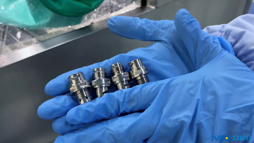 Solución de prueba de limpieza para desconexiones rápidas UQD de refrigeración líquida en servidores de IA